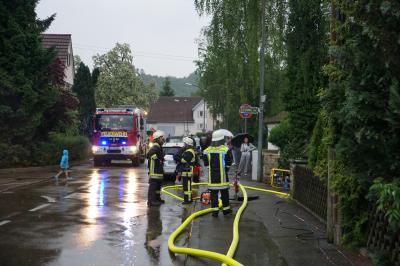 Kirchheim Oetlingen: Blitzeinschlag in einen Baum, direkt an einem Wohnhaus - Bewohner loescht den Brand mit Feuerloescher